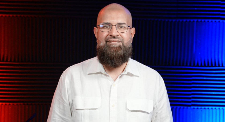 Professional headshot of Yasir Naveed Riaz, Founder of HostingMatchup.com and Middle East tech entrepreneur