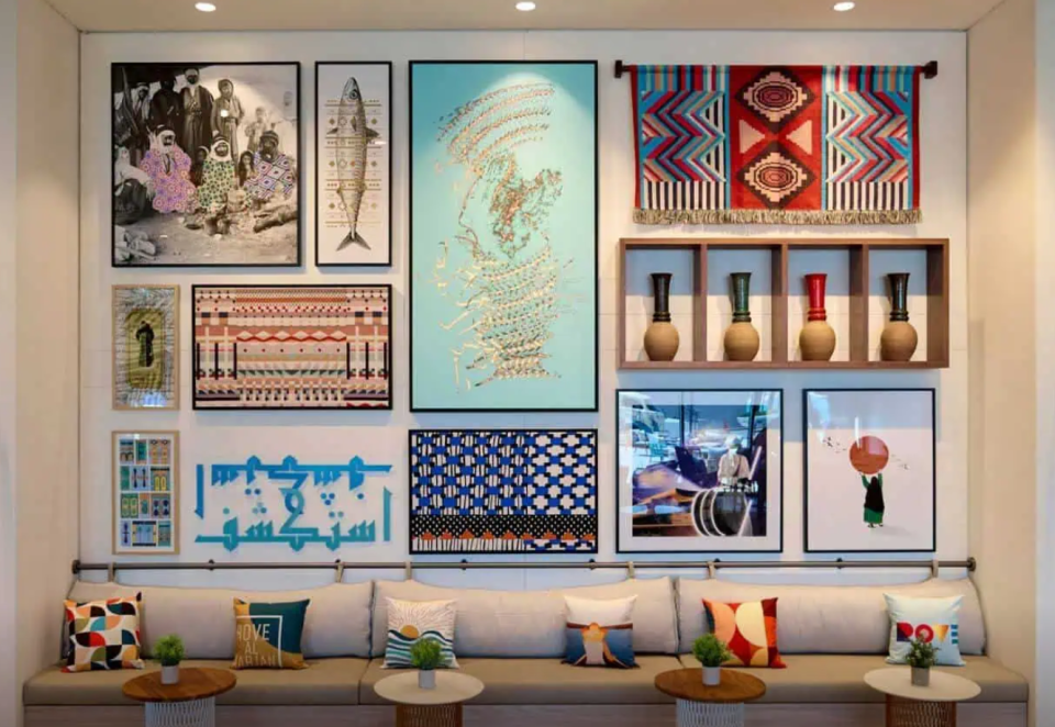 بهو فندق روف مع جدران فني شرق أوسطية ملون ووسائد مزخرفة